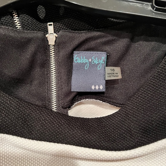 Gabby Skye Black and White Long Sleeve Dress Sz 16 - Picture 3 of 5